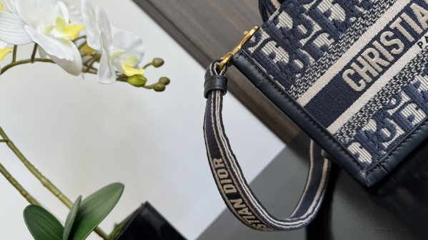 DIRO MINI BOOK TOTE-21.5*13*7.5CM [C1TM5-081321] CELINE CHANEL ACCESSORIES LOEWE SHOES LOUIS VUITTON DIRO YSL OTHER BRAND HANDBAGS BALENCIAGA BOTTEGA VENETA GOYARD HERMES BURBERRY VALENTINO GUCCI FENDI MIUMIU CHLOE PRADA BVLGARI SUITCASE NEW ARRIVAL 