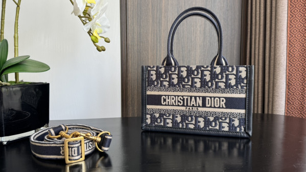 DIRO MINI BOOK TOTE-21.5*13*7.5CM [C1TM5-081321] CELINE CHANEL ACCESSORIES LOEWE SHOES LOUIS VUITTON DIRO YSL OTHER BRAND HANDBAGS BALENCIAGA BOTTEGA VENETA GOYARD HERMES BURBERRY VALENTINO GUCCI FENDI MIUMIU CHLOE PRADA BVLGARI SUITCASE NEW ARRIVAL 
