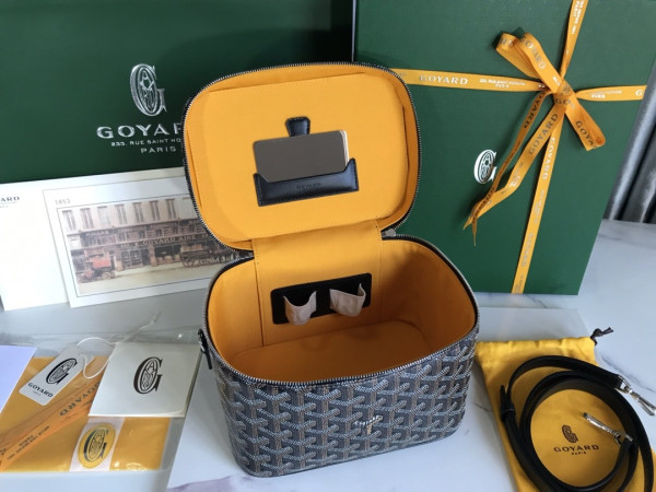 GOYARD MUSE VANITY CASE-20*14*16CM [020185] CELINE CHANEL ACCESSORIES LOEWE SHOES LOUIS VUITTON DIRO YSL OTHER BRAND HANDBAGS BALENCIAGA BOTTEGA VENETA GOYARD HERMES BURBERRY VALENTINO GUCCI FENDI MIUMIU CHLOE PRADA BVLGARI SUITCASE NEW ARRIVAL 