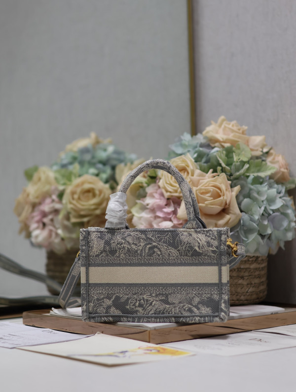 DIRO MINI BOOK TOTE-21.5*13*7.5CM [C1TLK-031147] CELINE CHANEL ACCESSORIES LOEWE SHOES LOUIS VUITTON DIRO YSL OTHER BRAND HANDBAGS BALENCIAGA BOTTEGA VENETA GOYARD HERMES BURBERRY VALENTINO GUCCI FENDI MIUMIU CHLOE PRADA BVLGARI SUITCASE NEW ARRIVAL 