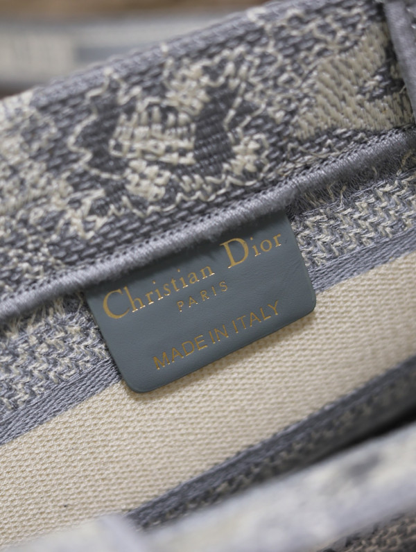DIRO MINI BOOK TOTE-21.5*13*7.5CM [C1TLK-031147] CELINE CHANEL ACCESSORIES LOEWE SHOES LOUIS VUITTON DIRO YSL OTHER BRAND HANDBAGS BALENCIAGA BOTTEGA VENETA GOYARD HERMES BURBERRY VALENTINO GUCCI FENDI MIUMIU CHLOE PRADA BVLGARI SUITCASE NEW ARRIVAL 