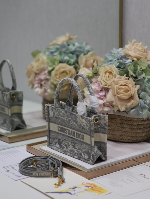 DIRO MINI BOOK TOTE-21.5*13*7.5CM [C1TLK-031147] CELINE CHANEL ACCESSORIES LOEWE SHOES LOUIS VUITTON DIRO YSL OTHER BRAND HANDBAGS BALENCIAGA BOTTEGA VENETA GOYARD HERMES BURBERRY VALENTINO GUCCI FENDI MIUMIU CHLOE PRADA BVLGARI SUITCASE NEW ARRIVAL 