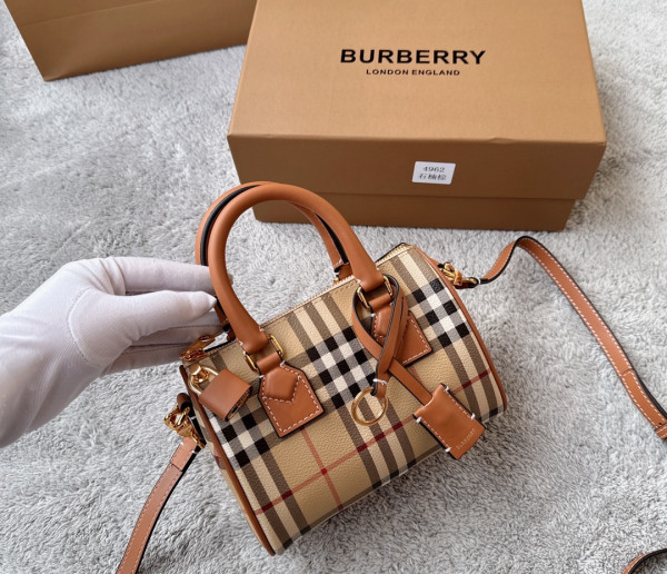 BURBERRY Mini Check Bowling Bag-18.5*11*12CM [4961] CELINE CHANEL ACCESSORIES LOEWE SHOES LOUIS VUITTON DIRO YSL OTHER BRAND HANDBAGS BALENCIAGA BOTTEGA VENETA GOYARD HERMES BURBERRY VALENTINO GUCCI FENDI MIUMIU CHLOE PRADA BVLGARI SUITCASE NEW ARRIVAL 