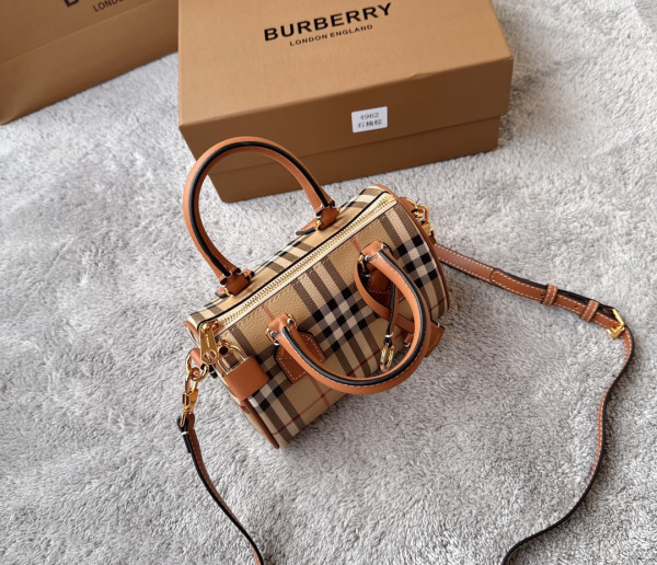 BURBERRY Mini Check Bowling Bag-18.5*11*12CM [4961] CELINE CHANEL ACCESSORIES LOEWE SHOES LOUIS VUITTON DIRO YSL OTHER BRAND HANDBAGS BALENCIAGA BOTTEGA VENETA GOYARD HERMES BURBERRY VALENTINO GUCCI FENDI MIUMIU CHLOE PRADA BVLGARI SUITCASE NEW ARRIVAL 