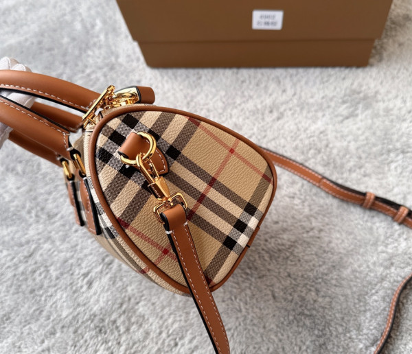 BURBERRY Mini Check Bowling Bag-18.5*11*12CM [4961] CELINE CHANEL ACCESSORIES LOEWE SHOES LOUIS VUITTON DIRO YSL OTHER BRAND HANDBAGS BALENCIAGA BOTTEGA VENETA GOYARD HERMES BURBERRY VALENTINO GUCCI FENDI MIUMIU CHLOE PRADA BVLGARI SUITCASE NEW ARRIVAL 