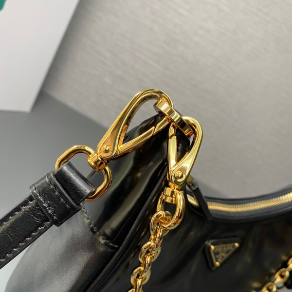 PRADA Re-Edition 2005 Saffiano bag-22*18*6.5CM [1BH204-02] CELINE CHANEL ACCESSORIES LOEWE SHOES LOUIS VUITTON DIRO YSL OTHER BRAND HANDBAGS BALENCIAGA BOTTEGA VENETA GOYARD HERMES BURBERRY VALENTINO GUCCI FENDI MIUMIU CHLOE PRADA BVLGARI SUITCASE NEW ARRIVAL 