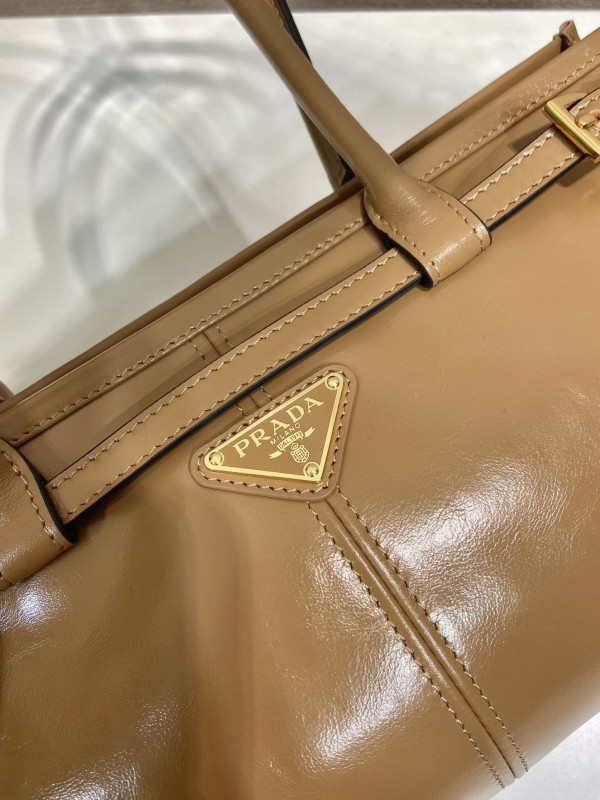 Prada Medium leather handbag [1BA426] CELINE CHANEL ACCESSORIES LOEWE SHOES LOUIS VUITTON DIRO YSL OTHER BRAND HANDBAGS BALENCIAGA BOTTEGA VENETA GOYARD HERMES BURBERRY VALENTINO GUCCI FENDI MIUMIU CHLOE PRADA BVLGARI SUITCASE NEW ARRIVAL 