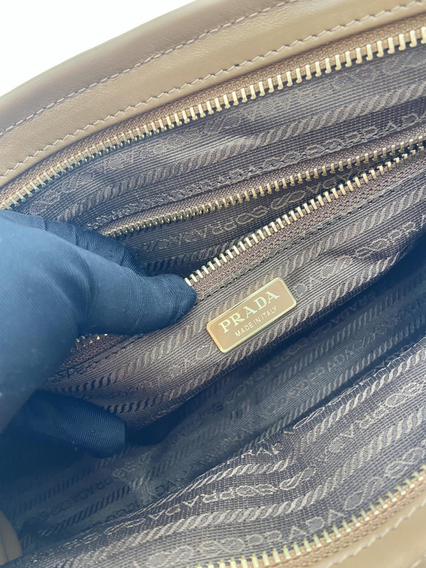 Prada Medium leather handbag [1BA426] CELINE CHANEL ACCESSORIES LOEWE SHOES LOUIS VUITTON DIRO YSL OTHER BRAND HANDBAGS BALENCIAGA BOTTEGA VENETA GOYARD HERMES BURBERRY VALENTINO GUCCI FENDI MIUMIU CHLOE PRADA BVLGARI SUITCASE NEW ARRIVAL 