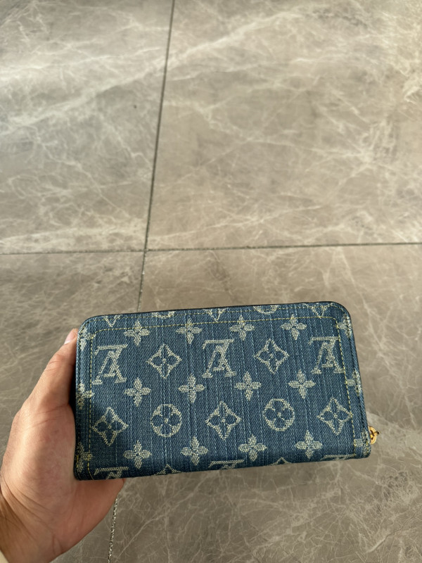 (image for) LOUIS VUITTON ZIPPY WALLET