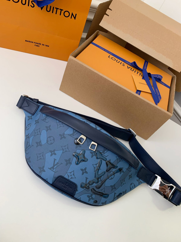 (image for) LOUIS VUITTON DISCOVERY BUMBAG