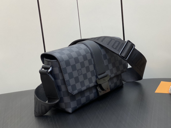 LOUIS VUITTON S-Cape Messenger [C1TDF-085025] CELINE CHANEL ACCESSORIES LOEWE SHOES LOUIS VUITTON DIRO YSL OTHER BRAND HANDBAGS BALENCIAGA BOTTEGA VENETA GOYARD HERMES BURBERRY VALENTINO GUCCI FENDI MIUMIU CHLOE PRADA BVLGARI SUITCASE NEW ARRIVAL 