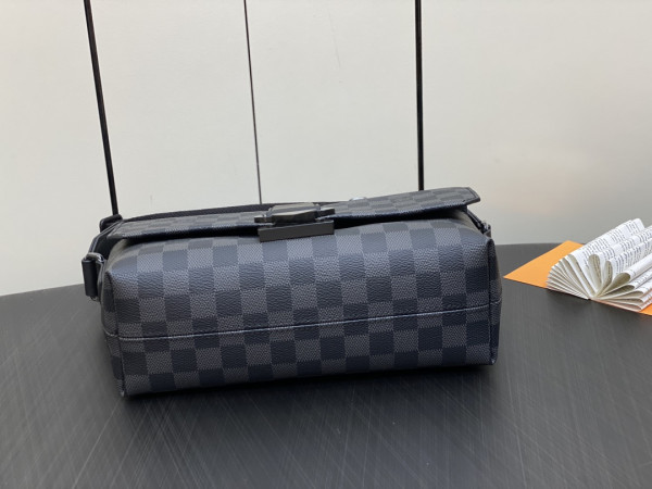LOUIS VUITTON S-Cape Messenger [C1TDF-085025] CELINE CHANEL ACCESSORIES LOEWE SHOES LOUIS VUITTON DIRO YSL OTHER BRAND HANDBAGS BALENCIAGA BOTTEGA VENETA GOYARD HERMES BURBERRY VALENTINO GUCCI FENDI MIUMIU CHLOE PRADA BVLGARI SUITCASE NEW ARRIVAL 