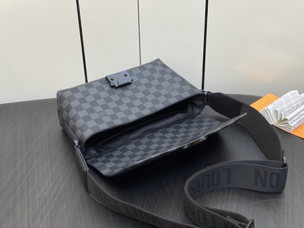 LOUIS VUITTON S-Cape Messenger [C1TDF-085025] CELINE CHANEL ACCESSORIES LOEWE SHOES LOUIS VUITTON DIRO YSL OTHER BRAND HANDBAGS BALENCIAGA BOTTEGA VENETA GOYARD HERMES BURBERRY VALENTINO GUCCI FENDI MIUMIU CHLOE PRADA BVLGARI SUITCASE NEW ARRIVAL 
