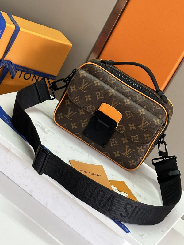 LOUIS VUITTON S LOCK MESSENGER [M46688] CELINE CHANEL ACCESSORIES LOEWE SHOES LOUIS VUITTON DIRO YSL OTHER BRAND HANDBAGS BALENCIAGA BOTTEGA VENETA GOYARD HERMES BURBERRY VALENTINO GUCCI FENDI MIUMIU CHLOE PRADA BVLGARI SUITCASE NEW ARRIVAL 