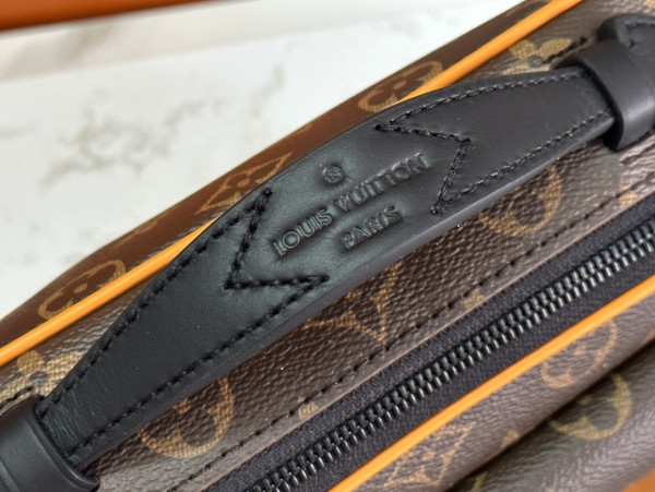 LOUIS VUITTON S LOCK MESSENGER [M46688] CELINE CHANEL ACCESSORIES LOEWE SHOES LOUIS VUITTON DIRO YSL OTHER BRAND HANDBAGS BALENCIAGA BOTTEGA VENETA GOYARD HERMES BURBERRY VALENTINO GUCCI FENDI MIUMIU CHLOE PRADA BVLGARI SUITCASE NEW ARRIVAL 