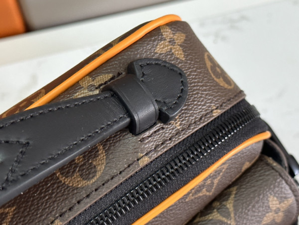 LOUIS VUITTON S LOCK MESSENGER [M46688] CELINE CHANEL ACCESSORIES LOEWE SHOES LOUIS VUITTON DIRO YSL OTHER BRAND HANDBAGS BALENCIAGA BOTTEGA VENETA GOYARD HERMES BURBERRY VALENTINO GUCCI FENDI MIUMIU CHLOE PRADA BVLGARI SUITCASE NEW ARRIVAL 