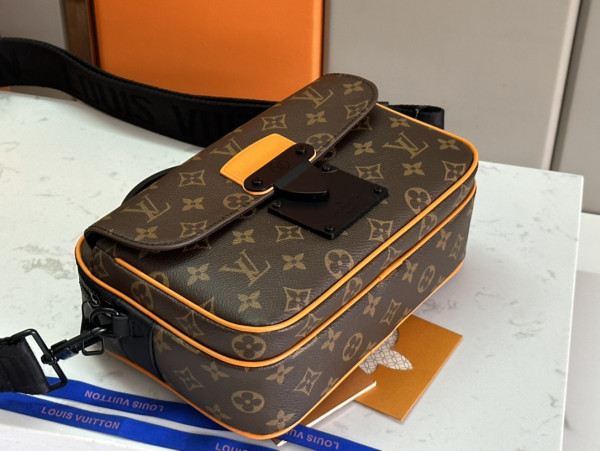 LOUIS VUITTON S LOCK MESSENGER [M46688] CELINE CHANEL ACCESSORIES LOEWE SHOES LOUIS VUITTON DIRO YSL OTHER BRAND HANDBAGS BALENCIAGA BOTTEGA VENETA GOYARD HERMES BURBERRY VALENTINO GUCCI FENDI MIUMIU CHLOE PRADA BVLGARI SUITCASE NEW ARRIVAL 