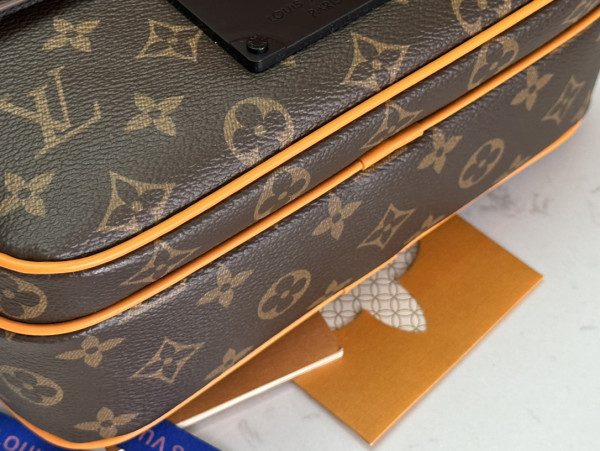 LOUIS VUITTON S LOCK MESSENGER [M46688] CELINE CHANEL ACCESSORIES LOEWE SHOES LOUIS VUITTON DIRO YSL OTHER BRAND HANDBAGS BALENCIAGA BOTTEGA VENETA GOYARD HERMES BURBERRY VALENTINO GUCCI FENDI MIUMIU CHLOE PRADA BVLGARI SUITCASE NEW ARRIVAL 