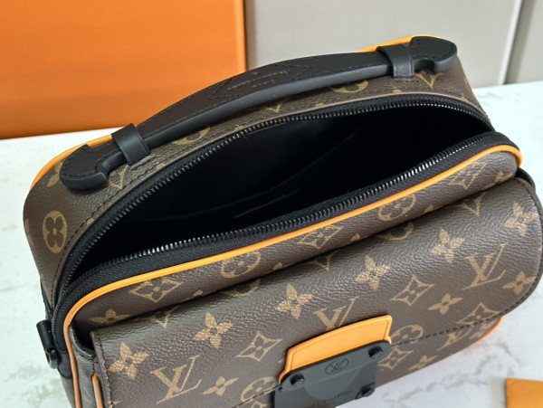 LOUIS VUITTON S LOCK MESSENGER [M46688] CELINE CHANEL ACCESSORIES LOEWE SHOES LOUIS VUITTON DIRO YSL OTHER BRAND HANDBAGS BALENCIAGA BOTTEGA VENETA GOYARD HERMES BURBERRY VALENTINO GUCCI FENDI MIUMIU CHLOE PRADA BVLGARI SUITCASE NEW ARRIVAL 