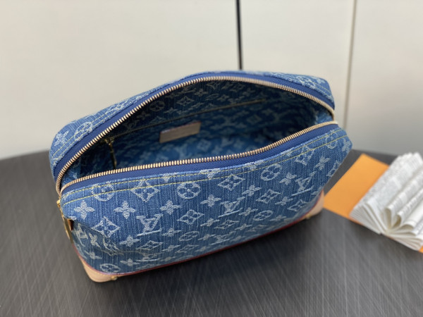 Louis Vuitton Pochette Cosmétique PM [M24317] CELINE CHANEL ACCESSORIES LOEWE SHOES LOUIS VUITTON DIRO YSL OTHER BRAND HANDBAGS BALENCIAGA BOTTEGA VENETA GOYARD HERMES BURBERRY VALENTINO GUCCI FENDI MIUMIU CHLOE PRADA BVLGARI SUITCASE NEW ARRIVAL 