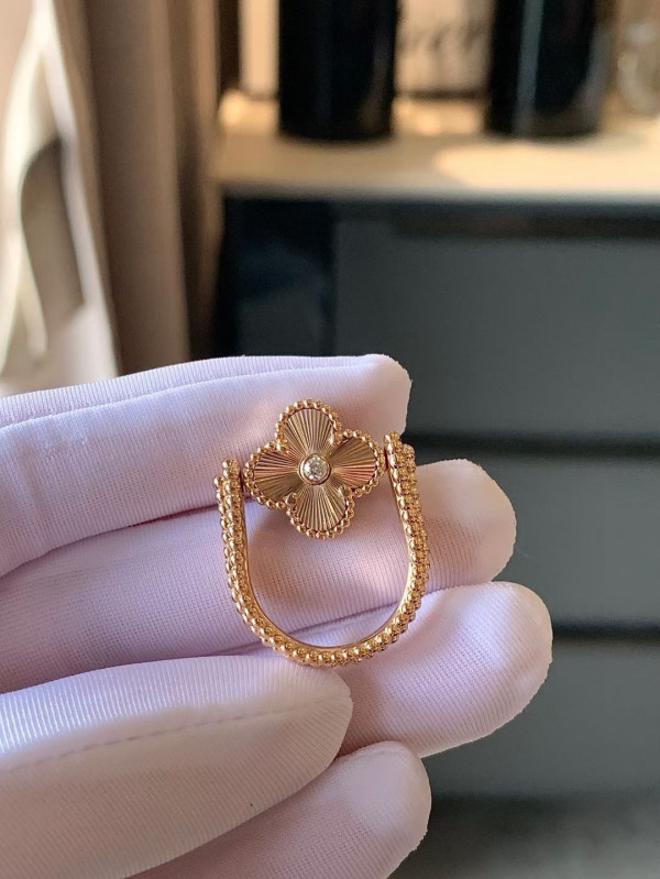 Van Cleef & Arpels Perlée Reversible Ring [C1TD3-084247] CELINE CHANEL ACCESSORIES LOEWE SHOES LOUIS VUITTON DIRO YSL OTHER BRAND HANDBAGS BALENCIAGA BOTTEGA VENETA GOYARD HERMES BURBERRY VALENTINO GUCCI FENDI MIUMIU CHLOE PRADA BVLGARI SUITCASE NEW ARRIVAL 