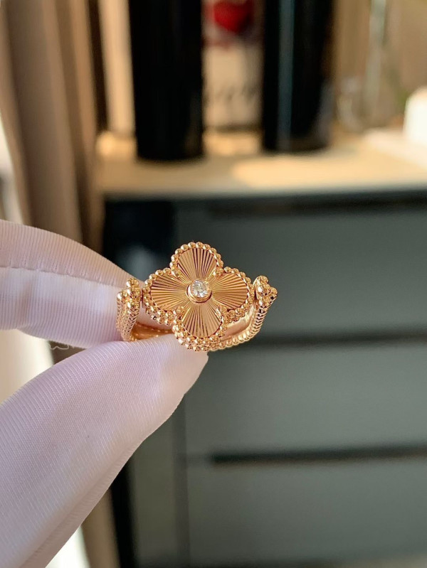 Van Cleef & Arpels Perlée Reversible Ring [C1TD3-084247] CELINE CHANEL ACCESSORIES LOEWE SHOES LOUIS VUITTON DIRO YSL OTHER BRAND HANDBAGS BALENCIAGA BOTTEGA VENETA GOYARD HERMES BURBERRY VALENTINO GUCCI FENDI MIUMIU CHLOE PRADA BVLGARI SUITCASE NEW ARRIVAL 