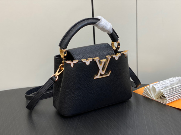 LOUIS VUITTON CAPUCINES BB [M23263] CELINE CHANEL ACCESSORIES LOEWE SHOES LOUIS VUITTON DIRO YSL OTHER BRAND HANDBAGS BALENCIAGA BOTTEGA VENETA GOYARD HERMES BURBERRY VALENTINO GUCCI FENDI MIUMIU CHLOE PRADA BVLGARI SUITCASE NEW ARRIVAL 