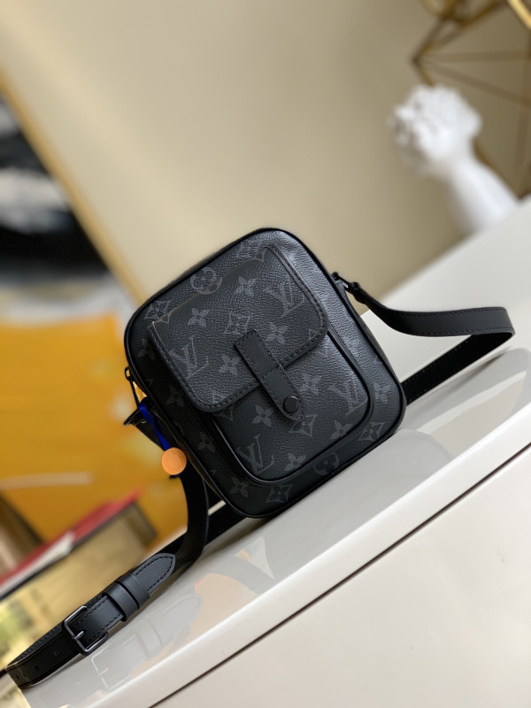 (image for) LOUIS VUITTON Christopher Wearable Wallet