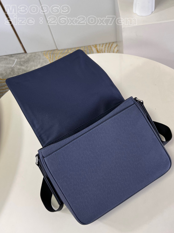 LOUIS VUITTON DISTRICT PM [M30969] CELINE CHANEL ACCESSORIES LOEWE SHOES LOUIS VUITTON DIRO YSL OTHER BRAND HANDBAGS BALENCIAGA BOTTEGA VENETA GOYARD HERMES BURBERRY VALENTINO GUCCI FENDI MIUMIU CHLOE PRADA BVLGARI SUITCASE NEW ARRIVAL 