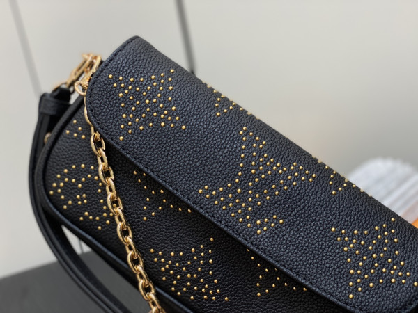 LOUIS VUITTON Wallet on Chain Ivy [M82653] CELINE CHANEL ACCESSORIES LOEWE SHOES LOUIS VUITTON DIRO YSL OTHER BRAND HANDBAGS BALENCIAGA BOTTEGA VENETA GOYARD HERMES BURBERRY VALENTINO GUCCI FENDI MIUMIU CHLOE PRADA BVLGARI SUITCASE NEW ARRIVAL 