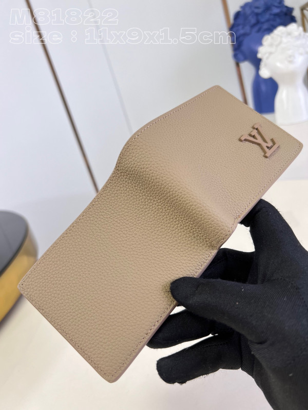 LOUIS VUITTON MULTIPLE WALLET [M81822] CELINE CHANEL ACCESSORIES LOEWE SHOES LOUIS VUITTON DIRO YSL OTHER BRAND HANDBAGS BALENCIAGA BOTTEGA VENETA GOYARD HERMES BURBERRY VALENTINO GUCCI FENDI MIUMIU CHLOE PRADA BVLGARI SUITCASE NEW ARRIVAL 