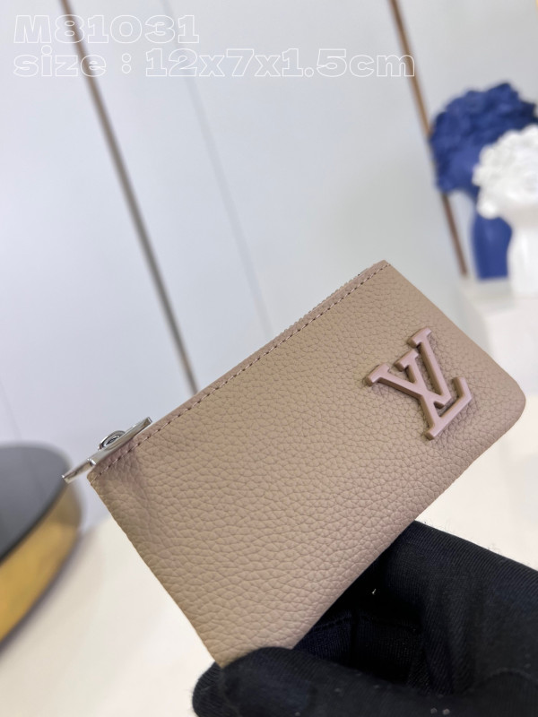 LOUIS VUITTON KEY POUCH [M81031] CELINE CHANEL ACCESSORIES LOEWE SHOES LOUIS VUITTON DIRO YSL OTHER BRAND HANDBAGS BALENCIAGA BOTTEGA VENETA GOYARD HERMES BURBERRY VALENTINO GUCCI FENDI MIUMIU CHLOE PRADA BVLGARI SUITCASE NEW ARRIVAL 