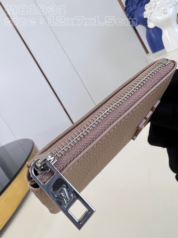 LOUIS VUITTON KEY POUCH [M81031] CELINE CHANEL ACCESSORIES LOEWE SHOES LOUIS VUITTON DIRO YSL OTHER BRAND HANDBAGS BALENCIAGA BOTTEGA VENETA GOYARD HERMES BURBERRY VALENTINO GUCCI FENDI MIUMIU CHLOE PRADA BVLGARI SUITCASE NEW ARRIVAL 
