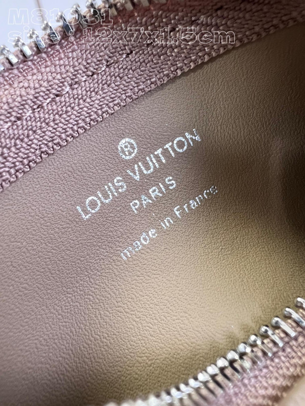 LOUIS VUITTON KEY POUCH [M81031] CELINE CHANEL ACCESSORIES LOEWE SHOES LOUIS VUITTON DIRO YSL OTHER BRAND HANDBAGS BALENCIAGA BOTTEGA VENETA GOYARD HERMES BURBERRY VALENTINO GUCCI FENDI MIUMIU CHLOE PRADA BVLGARI SUITCASE NEW ARRIVAL 