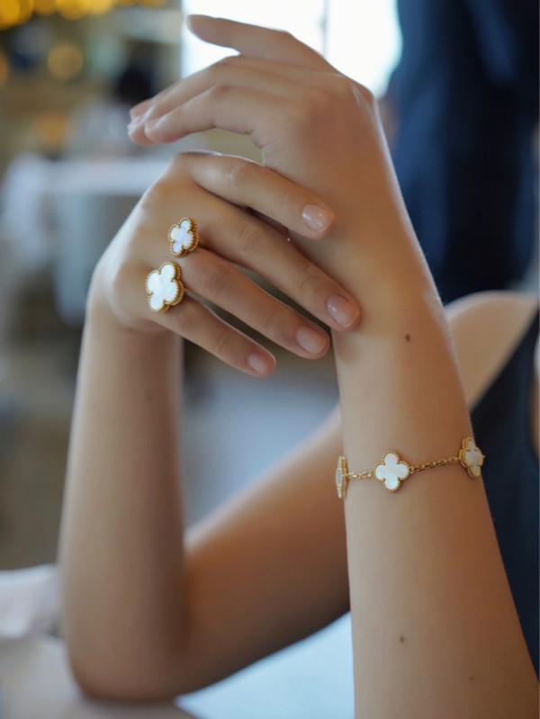 Van Cleef & Arpels Perlée BRACELET [C1MCH-090418] CELINE CHANEL ACCESSORIES LOEWE SHOES LOUIS VUITTON DIRO YSL OTHER BRAND HANDBAGS BALENCIAGA BOTTEGA VENETA GOYARD HERMES BURBERRY VALENTINO GUCCI FENDI MIUMIU CHLOE PRADA BVLGARI SUITCASE NEW ARRIVAL 