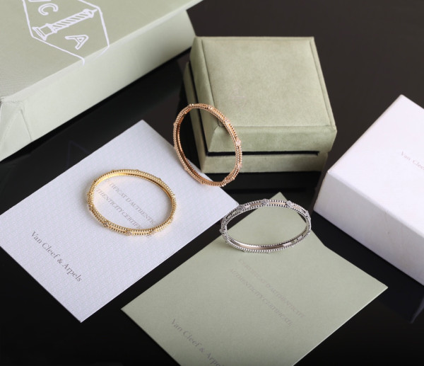 Van Cleef & Arpels Perlée BRACELET [C1MCH-082236] CELINE CHANEL ACCESSORIES LOEWE SHOES LOUIS VUITTON DIRO YSL OTHER BRAND HANDBAGS BALENCIAGA BOTTEGA VENETA GOYARD HERMES BURBERRY VALENTINO GUCCI FENDI MIUMIU CHLOE PRADA BVLGARI SUITCASE NEW ARRIVAL 