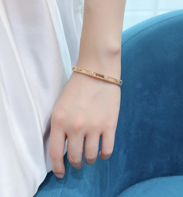 Van Cleef & Arpels Perlée BRACELET [C1MCH-082236] CELINE CHANEL ACCESSORIES LOEWE SHOES LOUIS VUITTON DIRO YSL OTHER BRAND HANDBAGS BALENCIAGA BOTTEGA VENETA GOYARD HERMES BURBERRY VALENTINO GUCCI FENDI MIUMIU CHLOE PRADA BVLGARI SUITCASE NEW ARRIVAL 