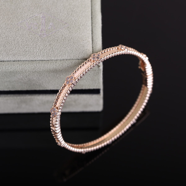 Van Cleef & Arpels Perlée BRACELET [C1MCH-082236] CELINE CHANEL ACCESSORIES LOEWE SHOES LOUIS VUITTON DIRO YSL OTHER BRAND HANDBAGS BALENCIAGA BOTTEGA VENETA GOYARD HERMES BURBERRY VALENTINO GUCCI FENDI MIUMIU CHLOE PRADA BVLGARI SUITCASE NEW ARRIVAL 