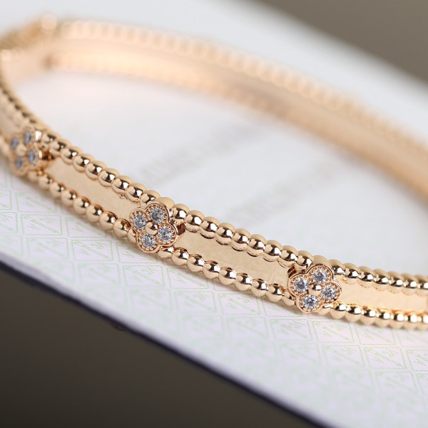 Van Cleef & Arpels Perlée BRACELET [C1MCH-082236] CELINE CHANEL ACCESSORIES LOEWE SHOES LOUIS VUITTON DIRO YSL OTHER BRAND HANDBAGS BALENCIAGA BOTTEGA VENETA GOYARD HERMES BURBERRY VALENTINO GUCCI FENDI MIUMIU CHLOE PRADA BVLGARI SUITCASE NEW ARRIVAL 