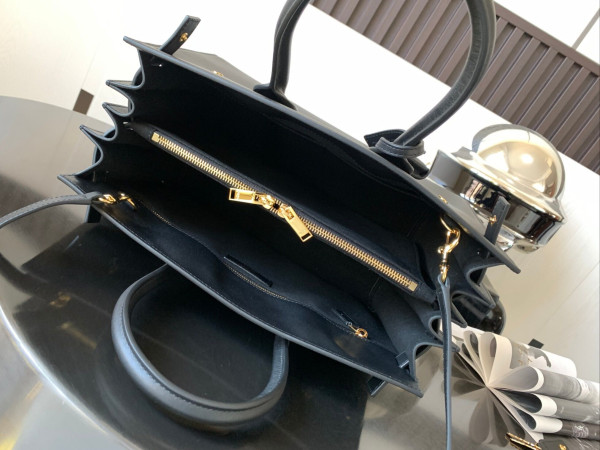YSL SAC DE JOUR BABY IN SMOOTH LEATHER [C1MCB-030538] CELINE CHANEL ACCESSORIES LOEWE SHOES LOUIS VUITTON DIRO YSL OTHER BRAND HANDBAGS BALENCIAGA BOTTEGA VENETA GOYARD HERMES BURBERRY VALENTINO GUCCI FENDI MIUMIU CHLOE PRADA BVLGARI SUITCASE NEW ARRIVAL 