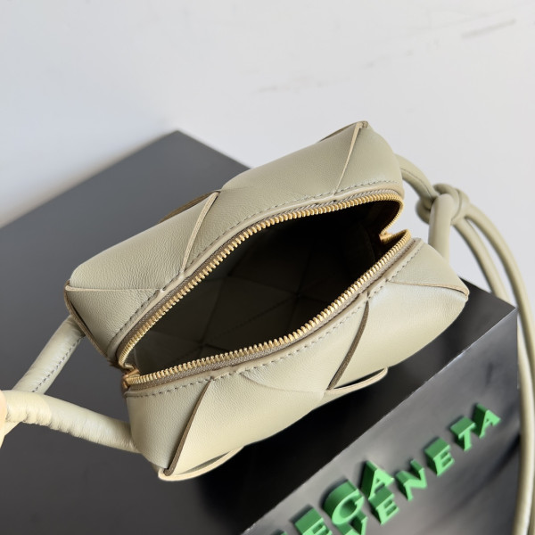 BOTTEGA VENETA Mini Cassette Camera Bag [701915VCQC22916] CELINE CHANEL ACCESSORIES LOEWE SHOES LOUIS VUITTON DIRO YSL OTHER BRAND HANDBAGS BALENCIAGA BOTTEGA VENETA GOYARD HERMES BURBERRY VALENTINO GUCCI FENDI MIUMIU CHLOE PRADA BVLGARI SUITCASE NEW ARRIVAL 