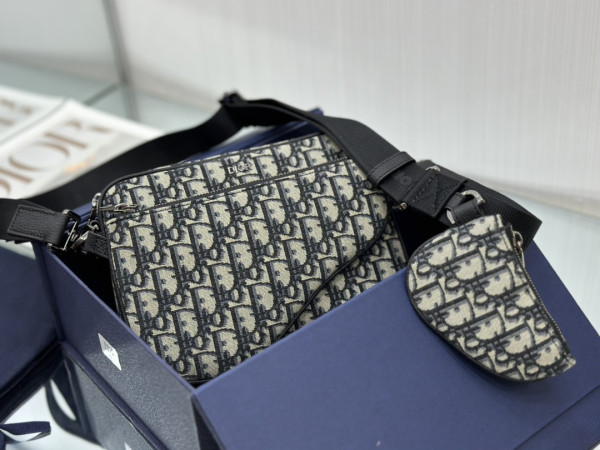 Diro Saddle Triple Pouch [1ADPO276YKY_H27E] CELINE CHANEL ACCESSORIES LOEWE SHOES LOUIS VUITTON DIRO YSL OTHER BRAND HANDBAGS BALENCIAGA BOTTEGA VENETA GOYARD HERMES BURBERRY VALENTINO GUCCI FENDI MIUMIU CHLOE PRADA BVLGARI SUITCASE NEW ARRIVAL 