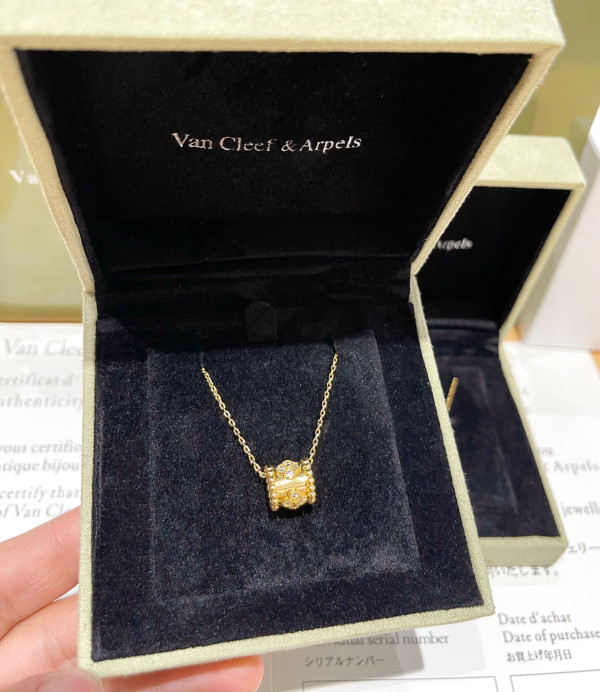 Van Cleef & Arpels NECKLACE [C1MA3-042451] CELINE CHANEL ACCESSORIES LOEWE SHOES LOUIS VUITTON DIRO YSL OTHER BRAND HANDBAGS BALENCIAGA BOTTEGA VENETA GOYARD HERMES BURBERRY VALENTINO GUCCI FENDI MIUMIU CHLOE PRADA BVLGARI SUITCASE NEW ARRIVAL 