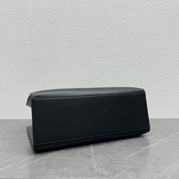 CELIN* CABAS 16 IN SMOOTH CALFSKIN [112583EZU.38NO] CELINE CHANEL ACCESSORIES LOEWE SHOES LOUIS VUITTON DIRO YSL OTHER BRAND HANDBAGS BALENCIAGA BOTTEGA VENETA GOYARD HERMES BURBERRY VALENTINO GUCCI FENDI MIUMIU CHLOE PRADA BVLGARI SUITCASE NEW ARRIVAL 