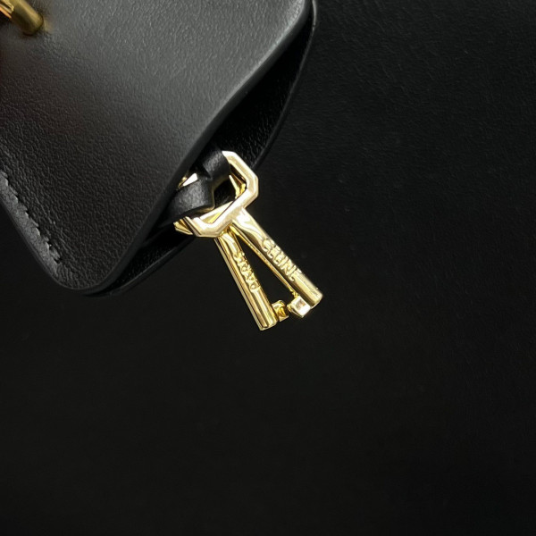 CELIN* CABAS 16 IN SMOOTH CALFSKIN [112583EZU.38NO] CELINE CHANEL ACCESSORIES LOEWE SHOES LOUIS VUITTON DIRO YSL OTHER BRAND HANDBAGS BALENCIAGA BOTTEGA VENETA GOYARD HERMES BURBERRY VALENTINO GUCCI FENDI MIUMIU CHLOE PRADA BVLGARI SUITCASE NEW ARRIVAL 