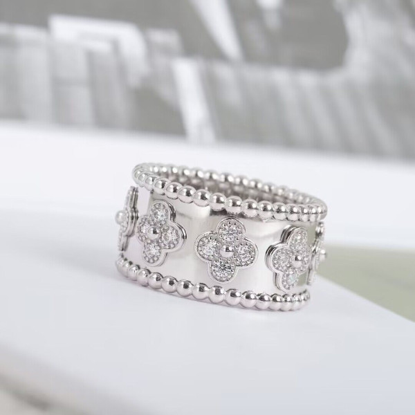 (image for) Van Cleef & Arpels Perlée clovers ring