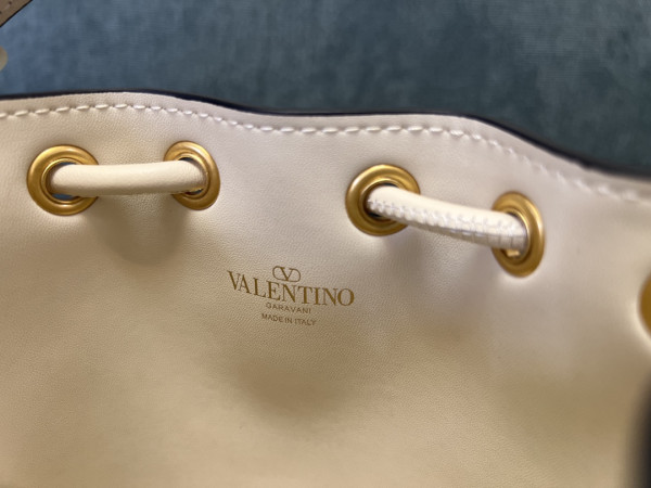 VALENTINO VLOGO Iconographe Mini Canvas Bucket Bag [C1M9N-032639] CELINE CHANEL ACCESSORIES LOEWE SHOES LOUIS VUITTON DIRO YSL OTHER BRAND HANDBAGS BALENCIAGA BOTTEGA VENETA GOYARD HERMES BURBERRY VALENTINO GUCCI FENDI MIUMIU CHLOE PRADA BVLGARI SUITCASE NEW ARRIVAL 