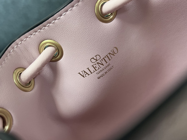 VALENTINO VLOGO Iconographe Mini Canvas Bucket Bag [C1M9N-031744] CELINE CHANEL ACCESSORIES LOEWE SHOES LOUIS VUITTON DIRO YSL OTHER BRAND HANDBAGS BALENCIAGA BOTTEGA VENETA GOYARD HERMES BURBERRY VALENTINO GUCCI FENDI MIUMIU CHLOE PRADA BVLGARI SUITCASE NEW ARRIVAL 