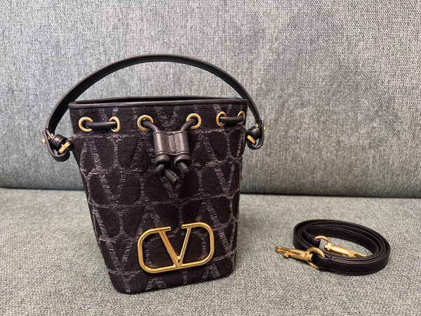 VALENTINO VLOGO Iconographe Mini Canvas Bucket Bag [C1M9N-031743] CELINE CHANEL ACCESSORIES LOEWE SHOES LOUIS VUITTON DIRO YSL OTHER BRAND HANDBAGS BALENCIAGA BOTTEGA VENETA GOYARD HERMES BURBERRY VALENTINO GUCCI FENDI MIUMIU CHLOE PRADA BVLGARI SUITCASE NEW ARRIVAL 