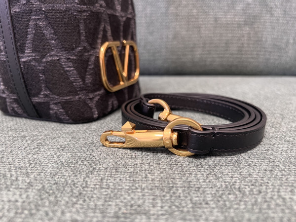 VALENTINO VLOGO Iconographe Mini Canvas Bucket Bag [C1M9N-031743] CELINE CHANEL ACCESSORIES LOEWE SHOES LOUIS VUITTON DIRO YSL OTHER BRAND HANDBAGS BALENCIAGA BOTTEGA VENETA GOYARD HERMES BURBERRY VALENTINO GUCCI FENDI MIUMIU CHLOE PRADA BVLGARI SUITCASE NEW ARRIVAL 